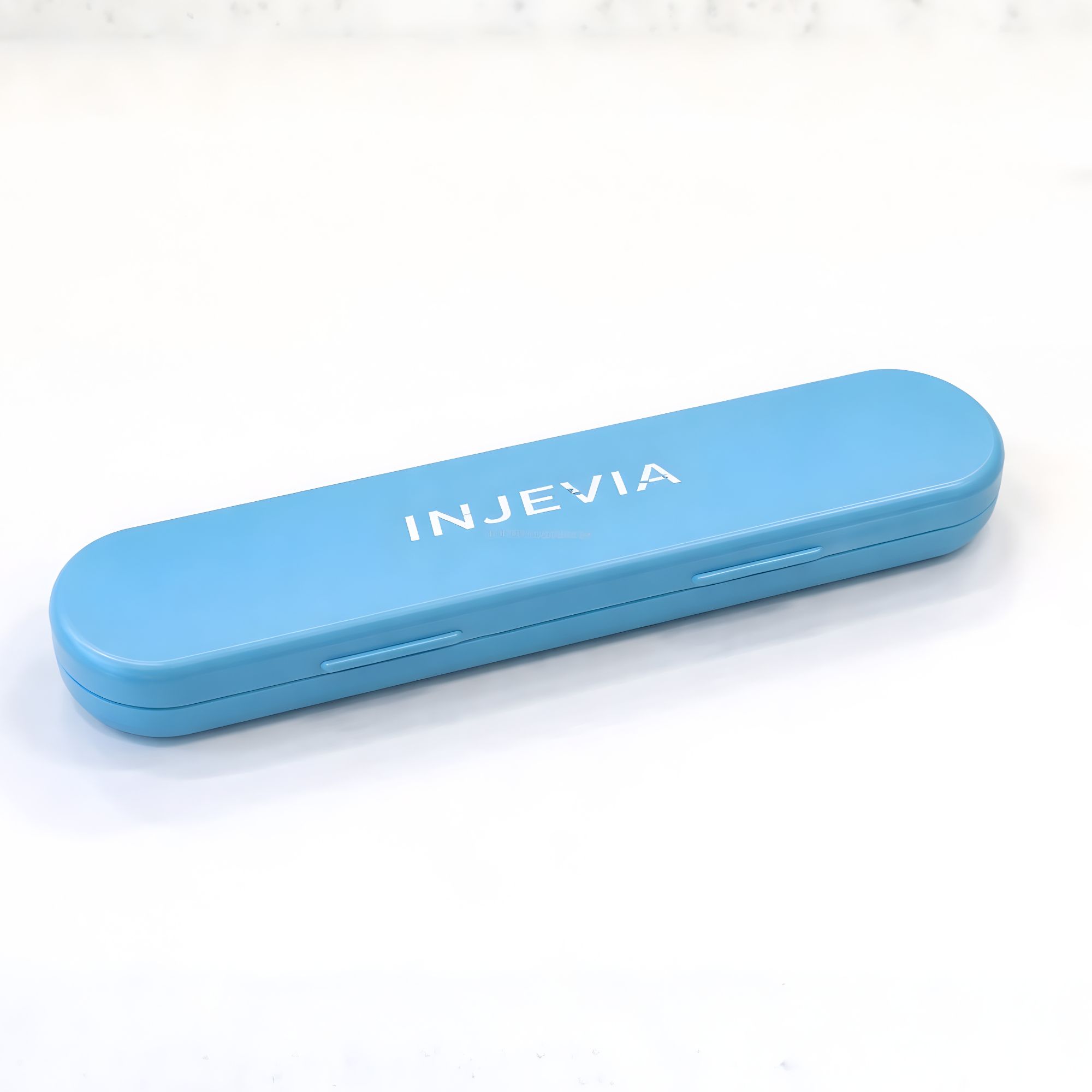 Closed blue protective case for the Injevia pen